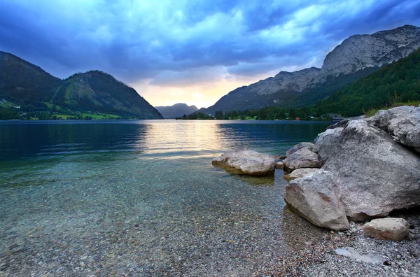 Natten storm över en sjön grundlsee — Stockfoto