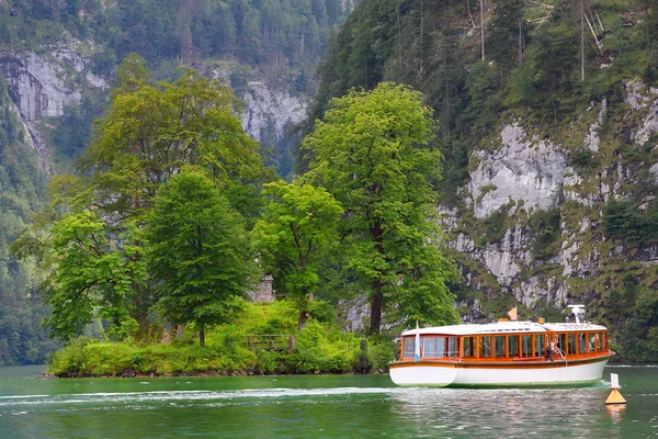 Barco de ferry en el Konigssee — Foto de Stock