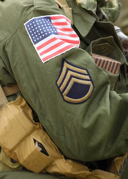 Flaggan patch på amerikansk soldat (Stabsergeant) enhetliga. — Stockfoto