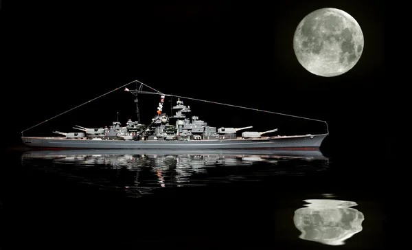 Корабль на лунной воде — стоковое фото