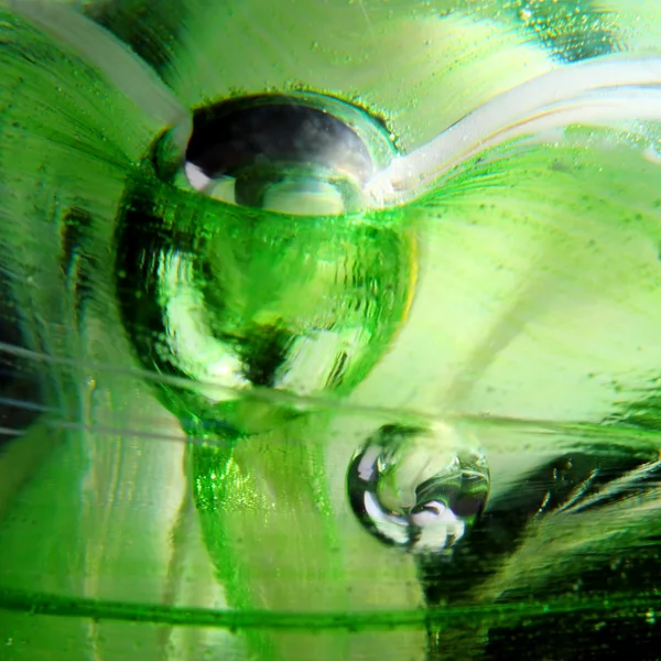 Зеленые капли воды — стоковое фото