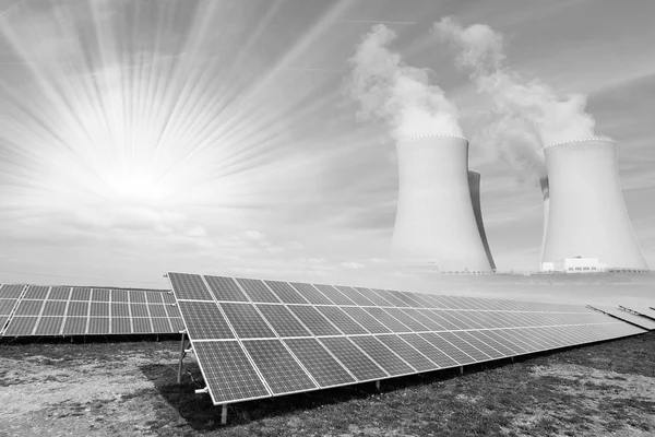 Solpaneler mot kärnkraftverk — Stockfoto