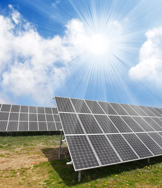 Güneşli gökyüzü güneş enerjisi panelleri. — Stok fotoğraf