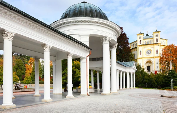 Carolina'nın bahar köşk ve colonnade — Stok fotoğraf