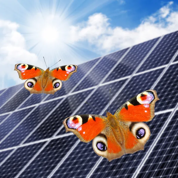 Zonne-energie panelen tegen zonnige hemel. — Stockfoto