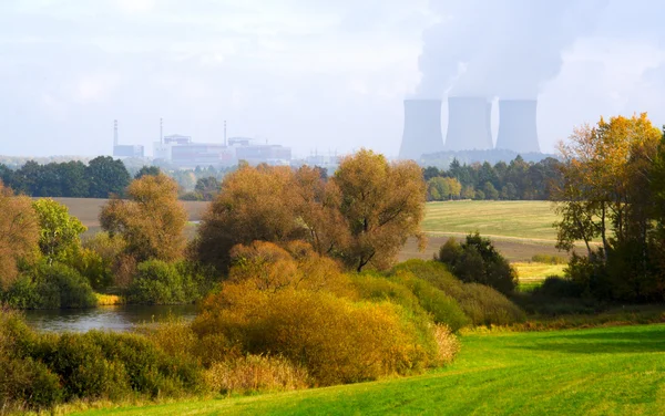 Paesaggio con centrale nucleare — Foto Stock