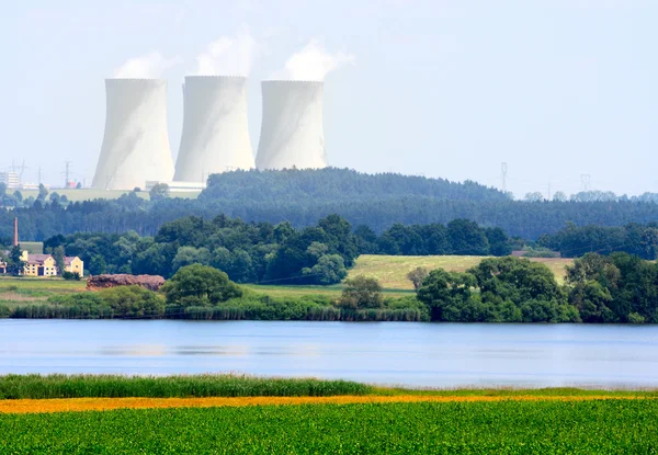 Атомна електростанція . — стокове фото