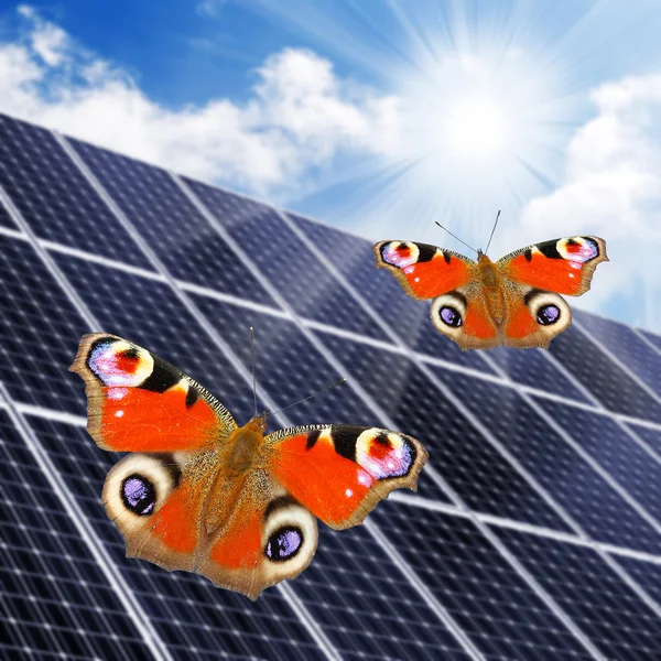 Солнечные батареи против солнечного неба . — стоковое фото