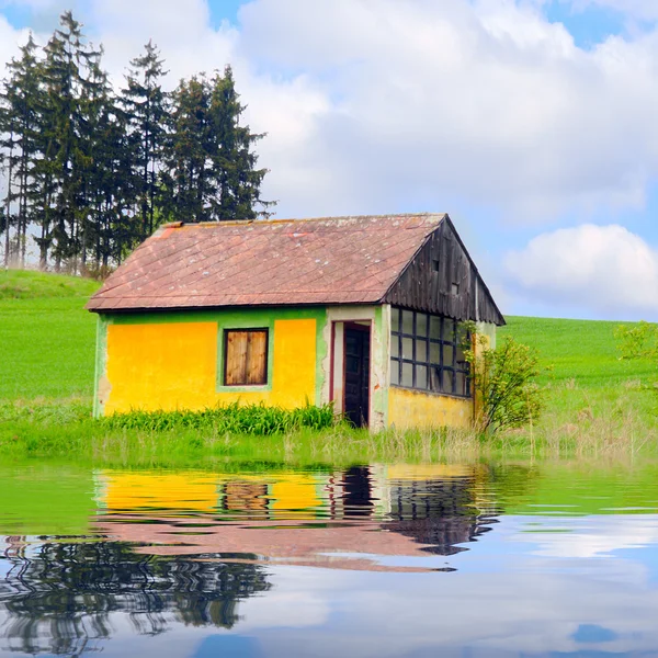 Gul stuga — Stockfoto