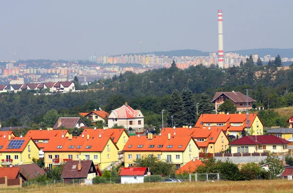 Familjens hus i stadens periferi — Stockfoto