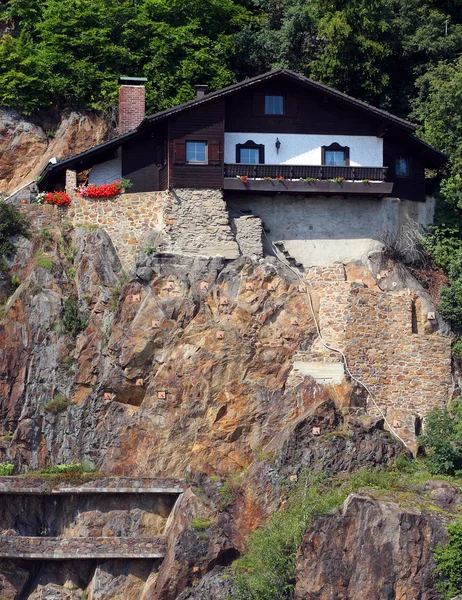 Cabina alpina sulla scogliera — Foto Stock