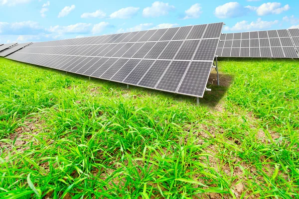 Paneles de energía solar contra el cielo soleado . —  Fotos de Stock