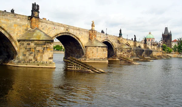 Brücke über den Fluss — Stockfoto