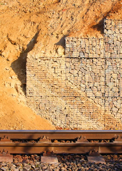 Muro di pietra - misura contro l'erosione. Ecologia costruzione terra lavoro . — Foto Stock