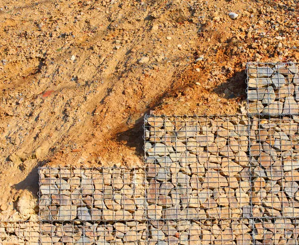 Steinmauer - Maßnahme gegen Erosion. Ökologie Erdarbeiten. — Stockfoto