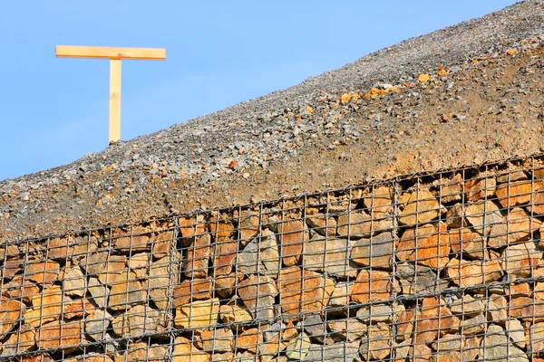 Parede de pedra - medida contra a erosão. Ecologia edifício terra trabalho . — Fotografia de Stock