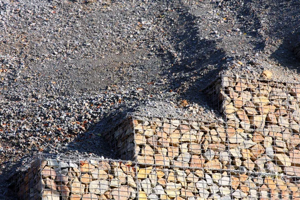 Pared de piedra - medir contra la erosión. Ecología construcción de la tierra trabajo . — Foto de Stock