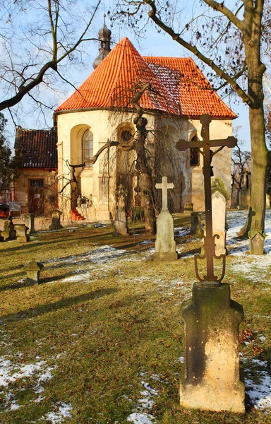 Gotický kostel a hřbitov svatého Mikuláše (santa claus) z 15. století — Stock fotografie