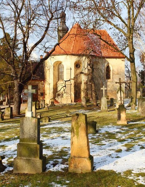 Gothic church and cemetery of st. Nicholas (Santa Claus) from 15th century — Stock Photo, Image
