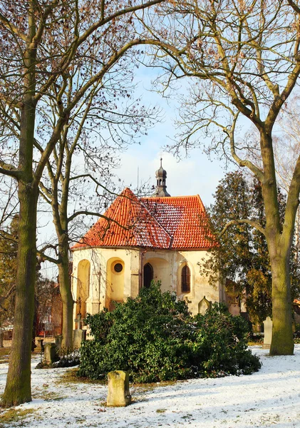 Gotický kostel a hřbitov svatého Mikuláše (santa claus) z 15. století — Stock fotografie