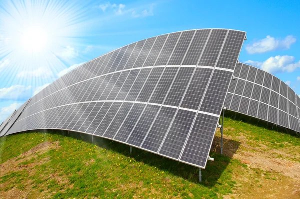 Paneles de energía solar contra el cielo soleado . — Foto de Stock