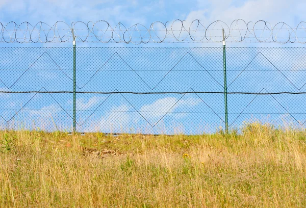 Zaun mit Stacheldraht — Stockfoto