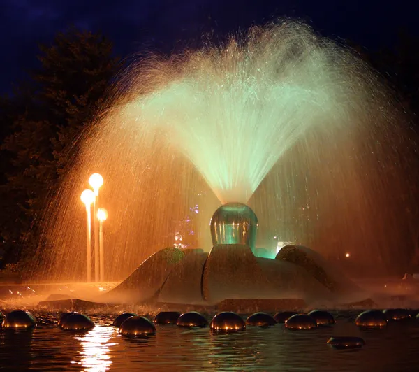 Noche de canto Fuente . —  Fotos de Stock