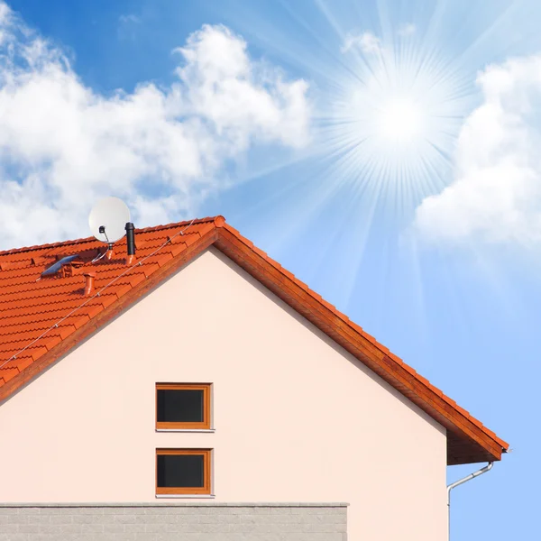 素朴な屋根と晴れた空。簡単な生活と住宅ローンの概念. — ストック写真