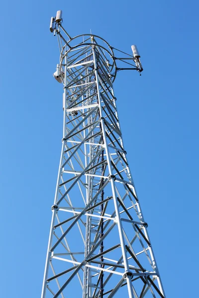 Telecommunications tower with a lot of different antenna against blue sky. — Stock Photo, Image