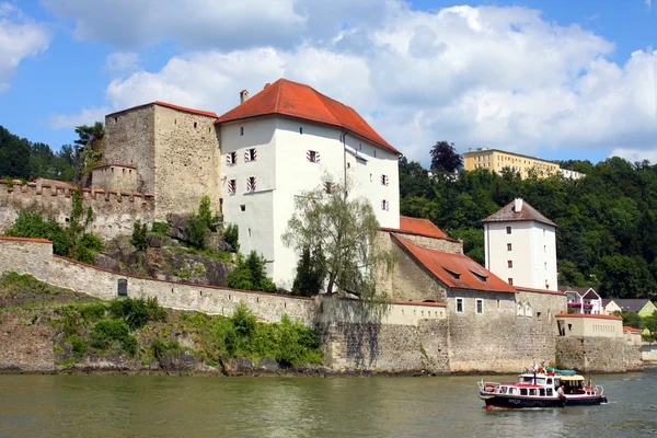 Castle of Passau på Donau-floden - Stock-foto