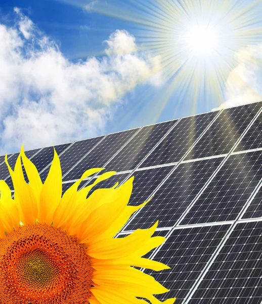 Central solar y girasoles. Concepto de energía pura . — Foto de Stock