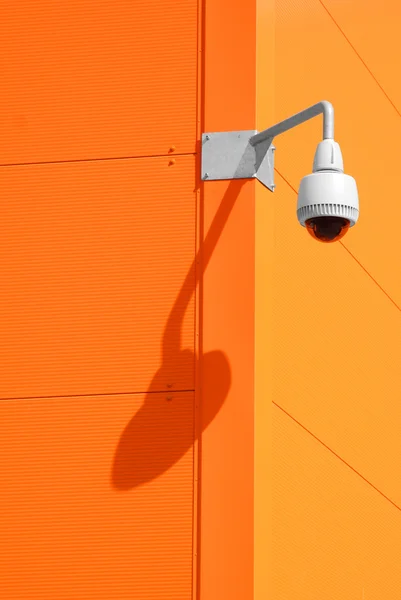 Cámara de seguridad en la pared — Foto de Stock