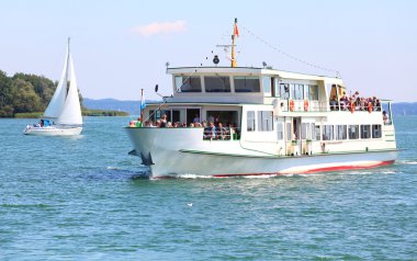 lagün üzerinde gemi.