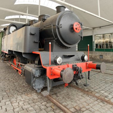 Buharlı lokomotif tren yolu üzerinde
