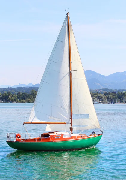 Velero en el lago de montaña —  Fotos de Stock