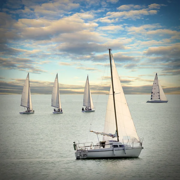 Le barche a vela su un mare contro un cielo drammatico. Immagine in stile retrò . — Foto Stock