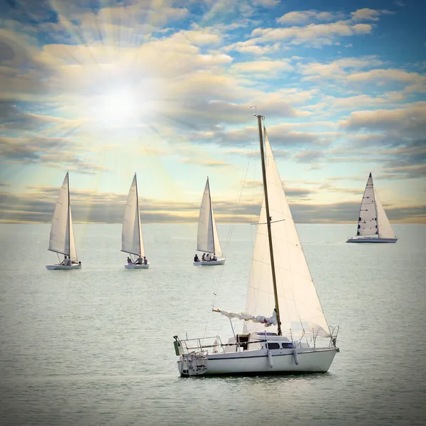 Die Segelboote auf dem Meer vor einem dramatischen Himmel. Bild im Retro-Stil. — Stockfoto