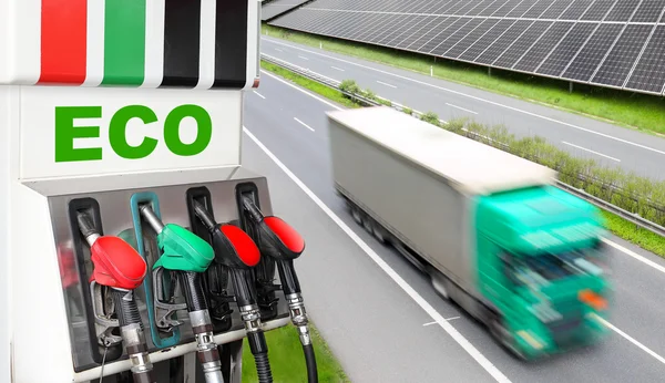 Tankstelle und LKW — Stockfoto