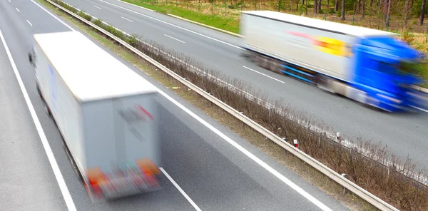 Vrachtwagen op de snelweg — Stockfoto