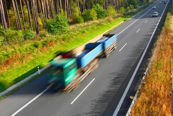 Lastbil på motorväg — Stockfoto