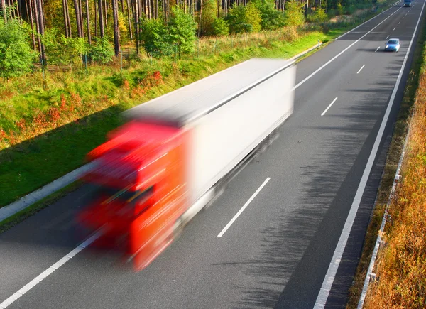 Lastbil på motorväg — Stockfoto