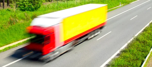 Vrachtwagen op de snelweg — Stockfoto