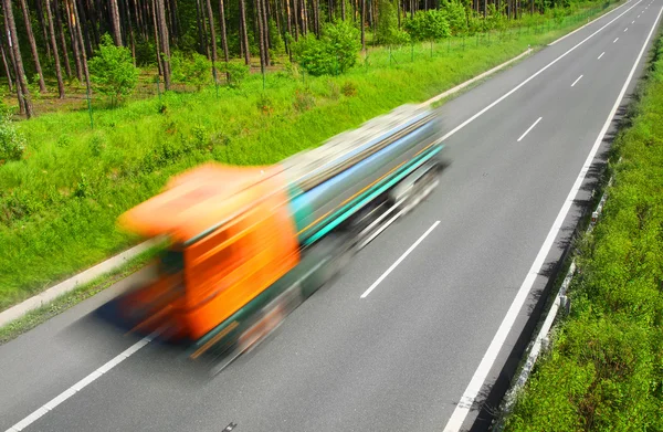 Vrachtwagen op de snelweg — Stockfoto