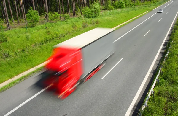 Lastbil på motorväg — Stockfoto