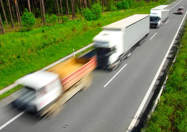 Lastbil på motorväg — Stockfoto