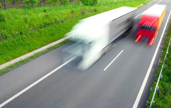 Lastbil på motorväg — Stockfoto