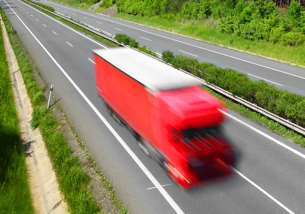 Vrachtwagen op de snelweg — Stockfoto