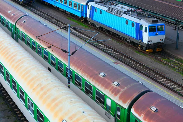 Velha locomotiva elétrica na ferrovia . — Fotografia de Stock