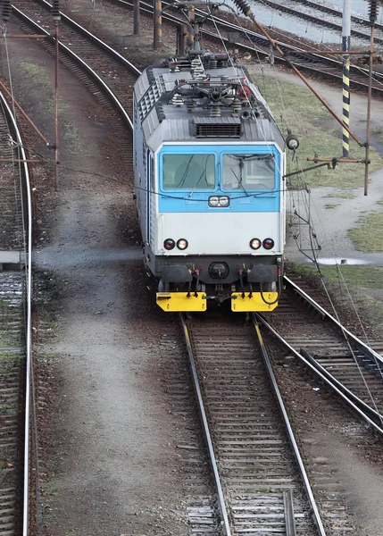 Alte Elektrolokomotive auf der Eisenbahn. — Stockfoto