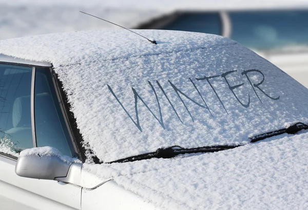 A hó-cowered autó közelről. — Stock Fotó